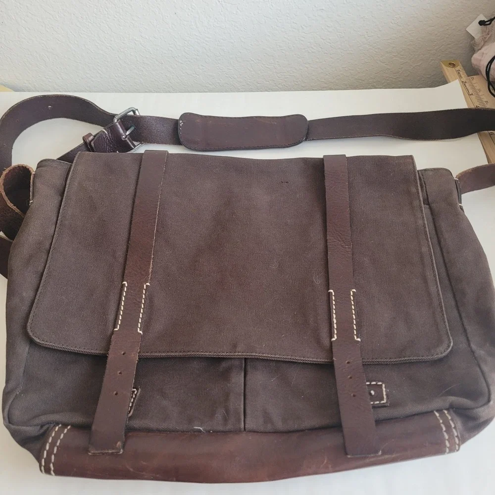 Banana Republic Canvas & Leather Messenger Bag Y2K front Snaps Broken